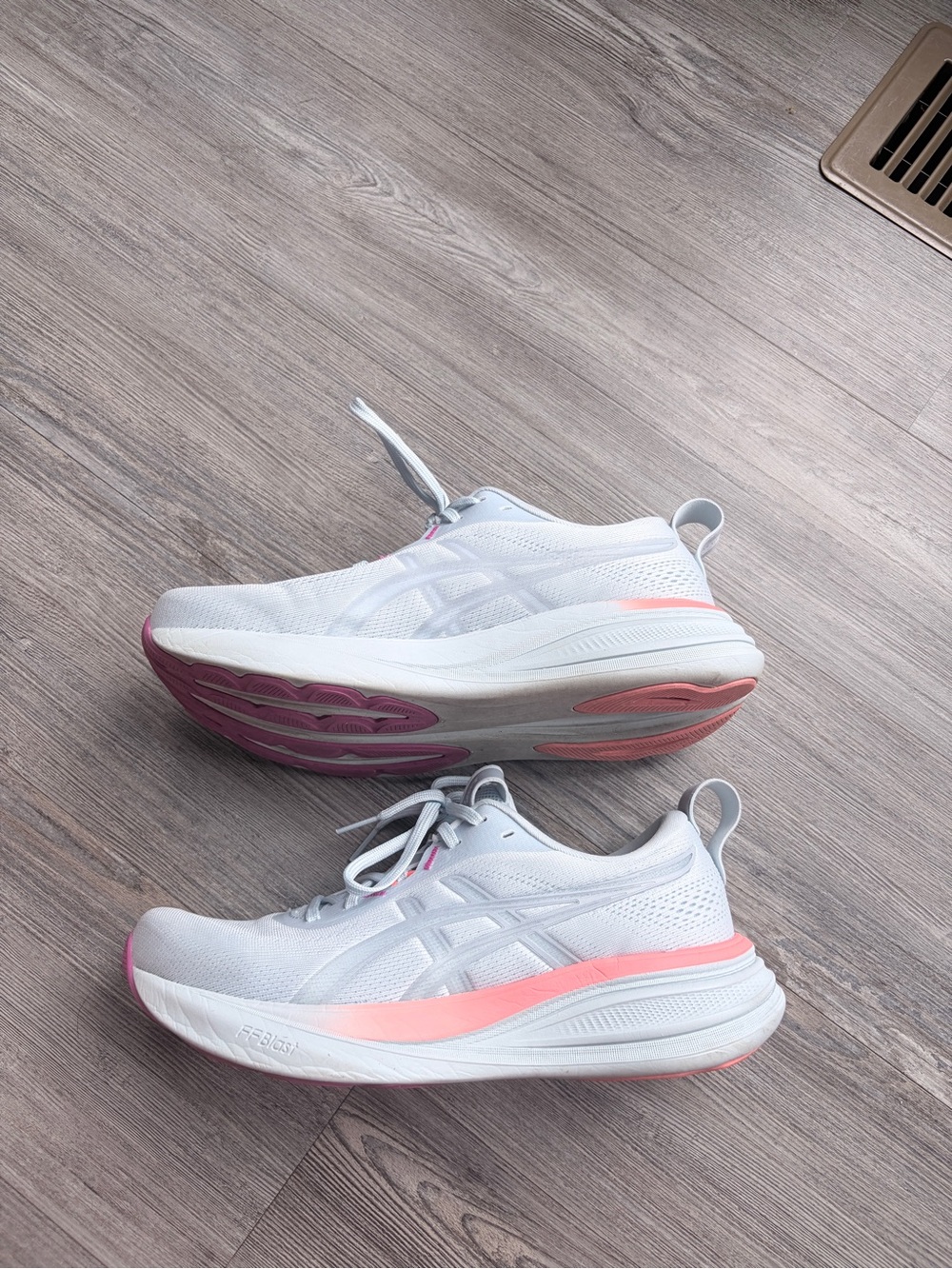 ASICS - Picture 4 of 8